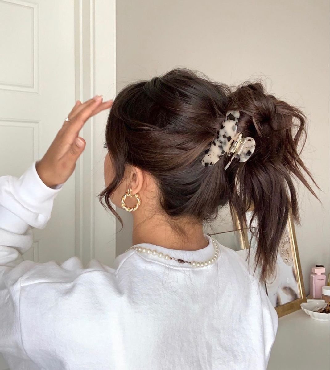 Причёски с крабиком на средние волосы