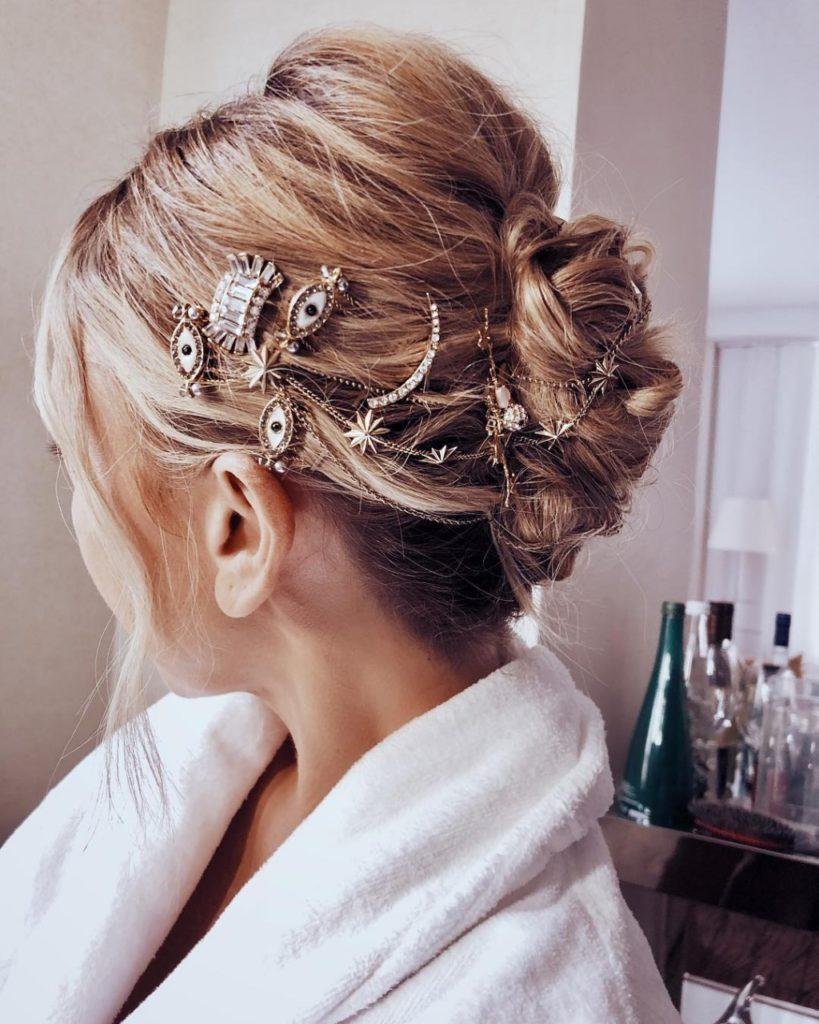 Высокий пучок с украшением