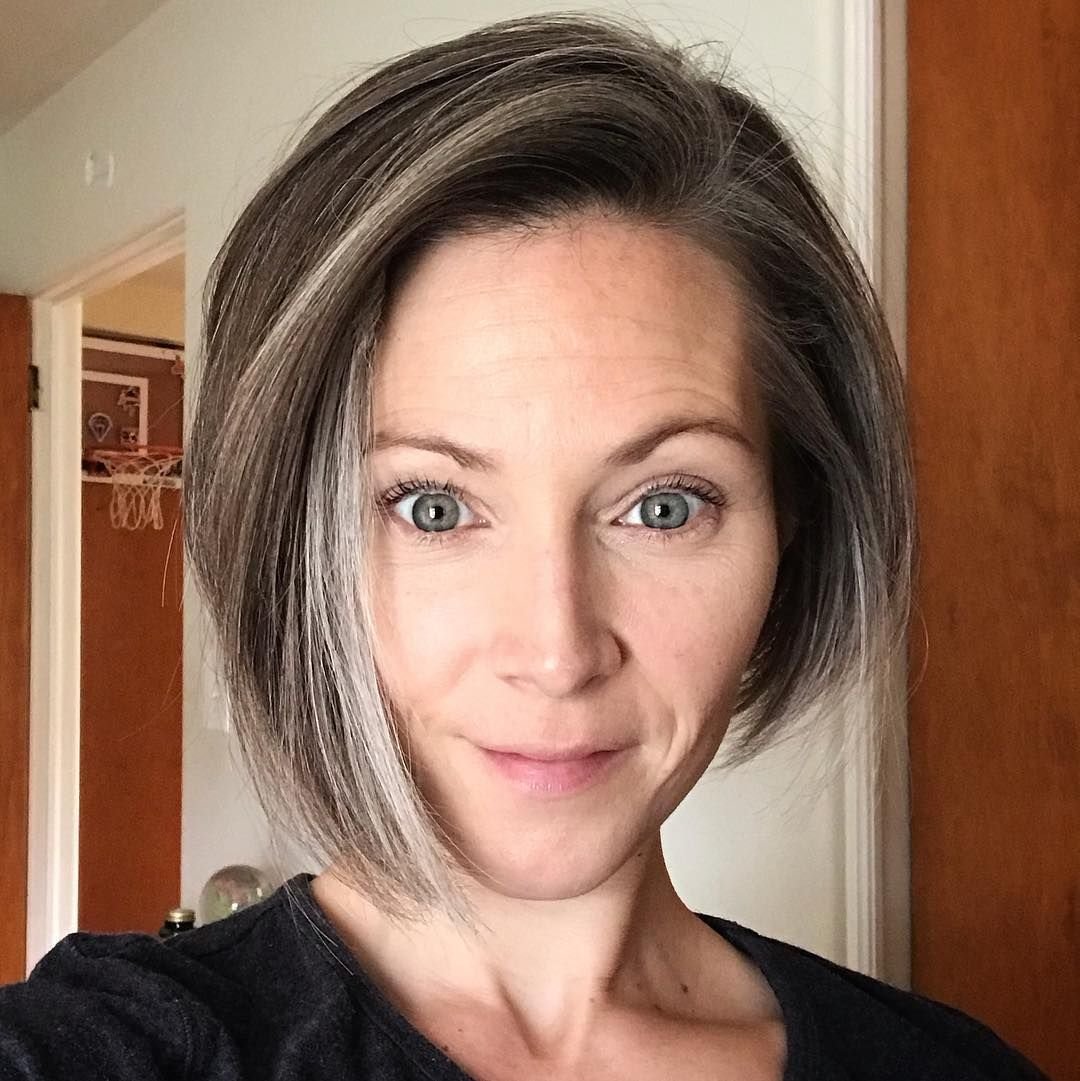 Зрелая с короткой стрижкой