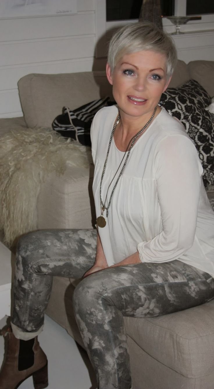 Алиса Милано с короткой стрижкой обои