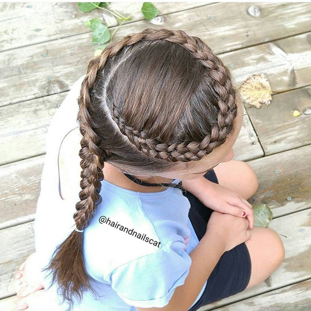 Девочка заплетает косы