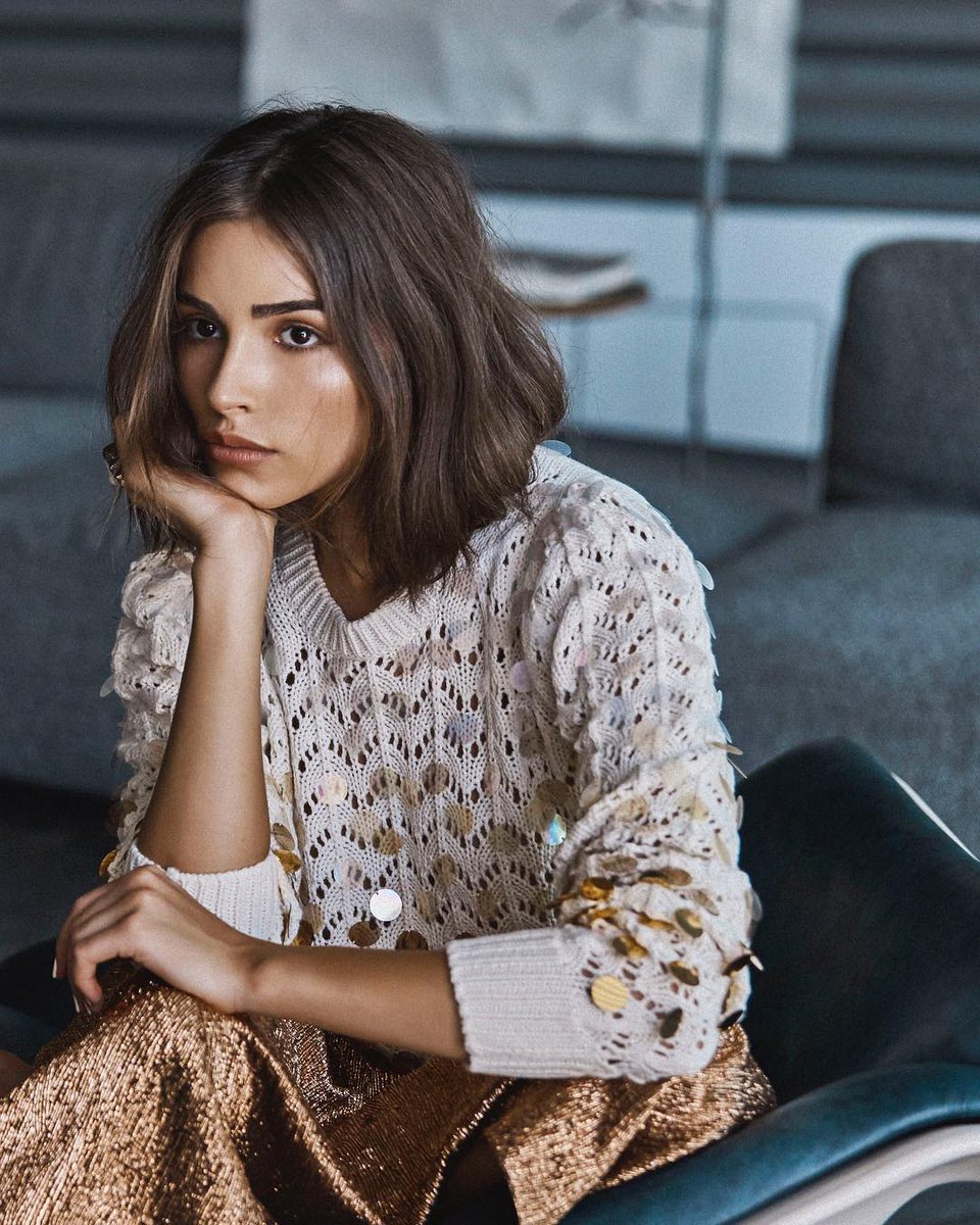 Одежда девушки в зеркале