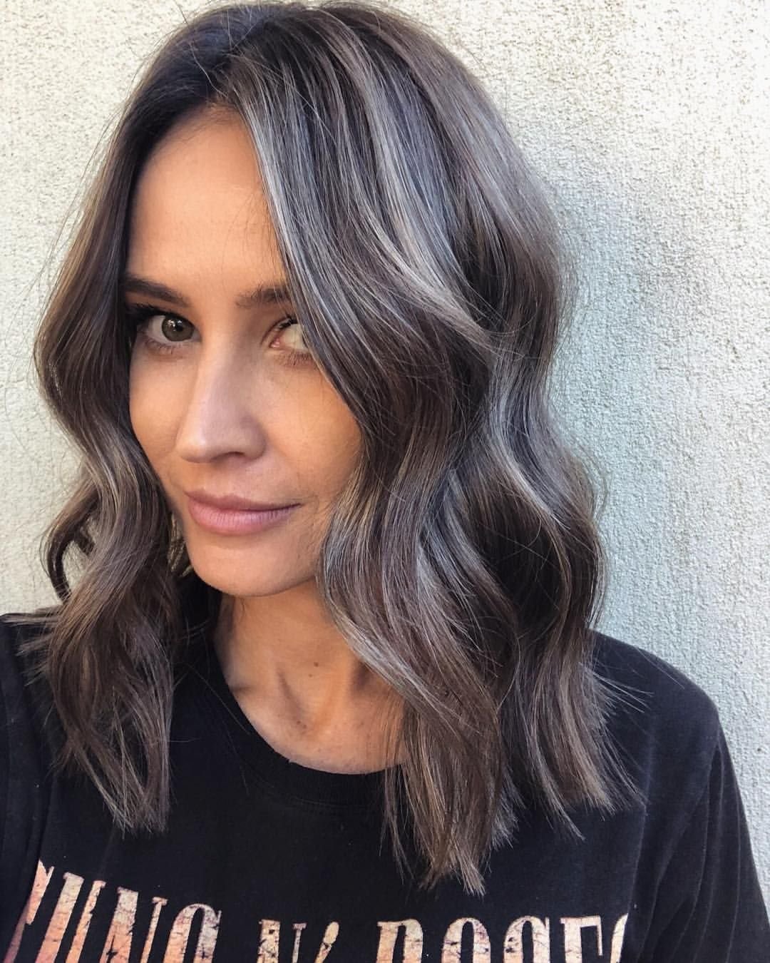 Седые пряди на темных волосах