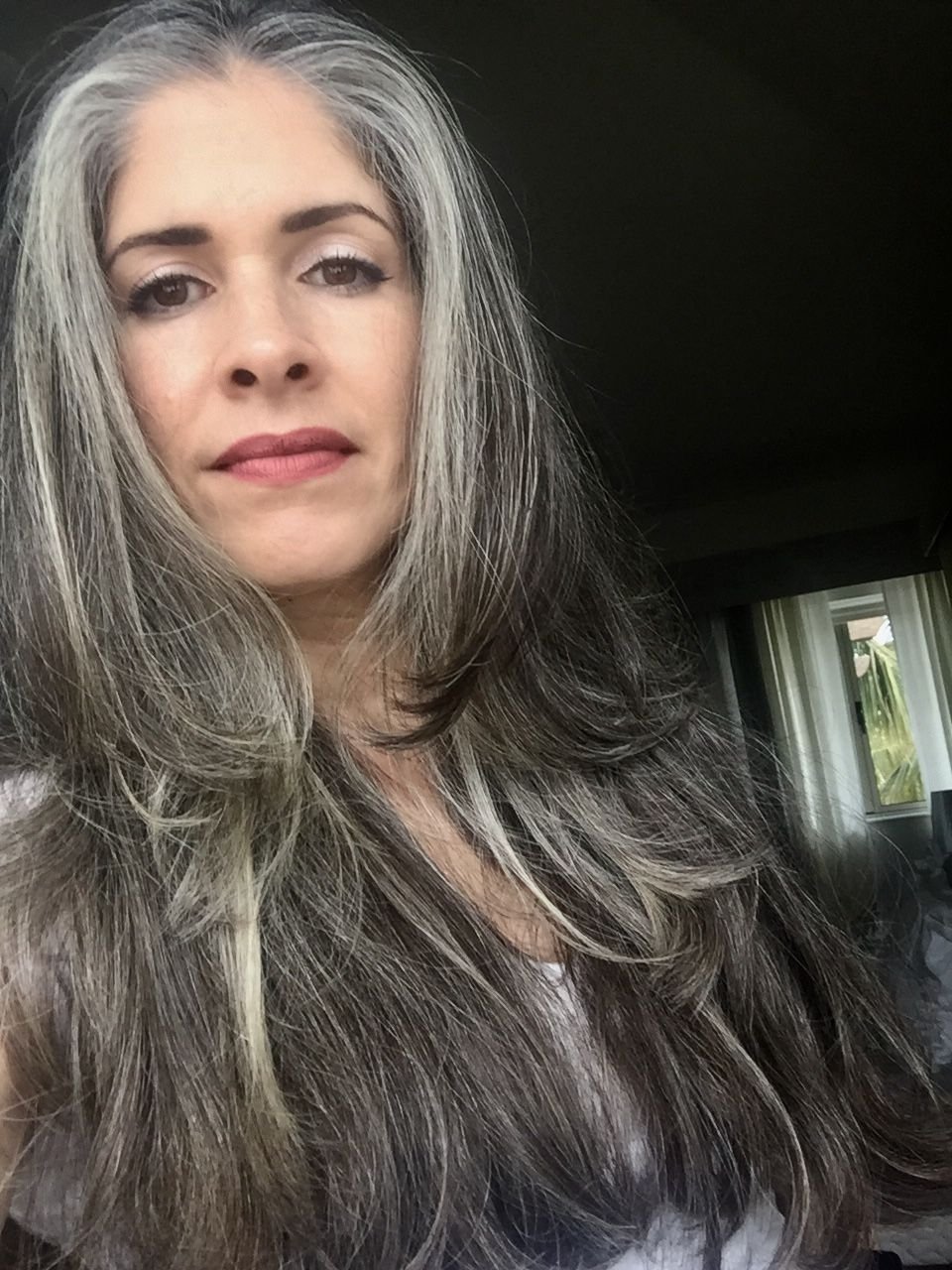 Седая прядь волос