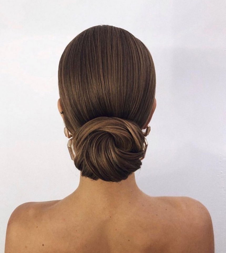 Низкий пучок на длинные волосы