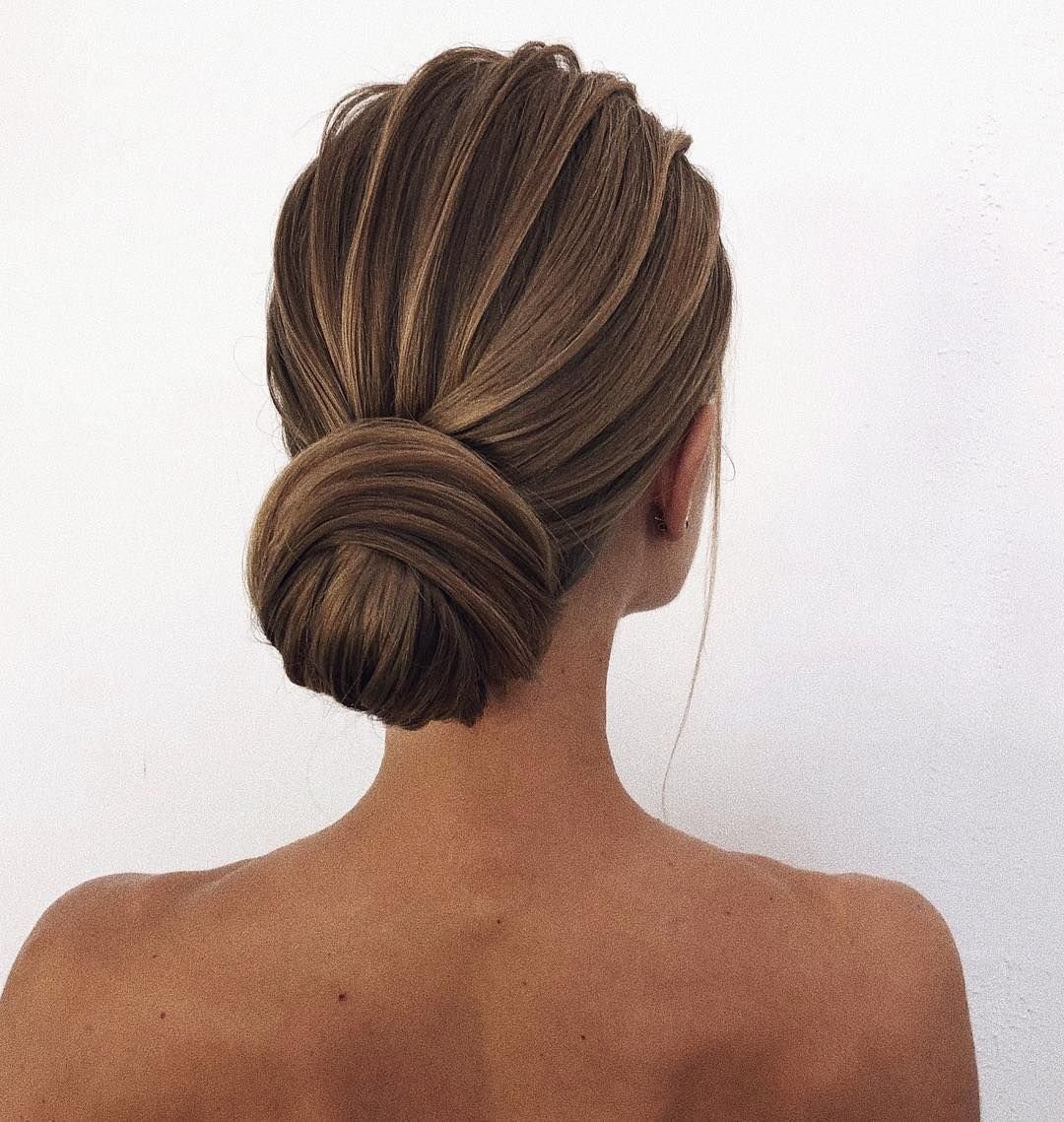 Прическа низкий пучок блондинка ФАС