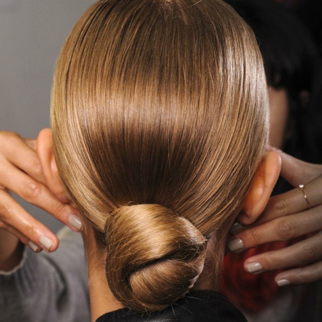 Гладкая прическа высокий пучок