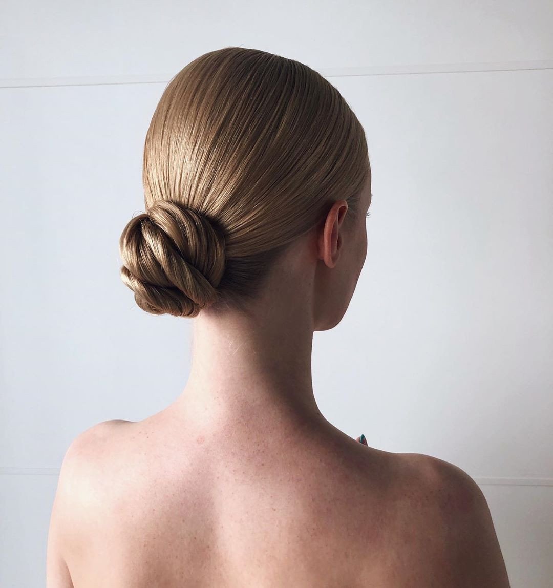 Гладкие прически на средние волосы