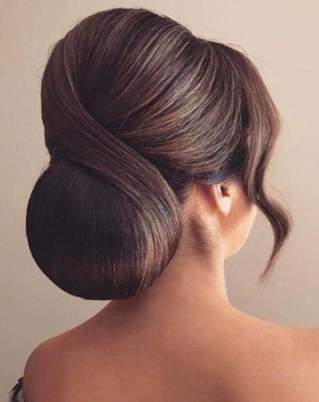 Гладкая прическа высокий пучок