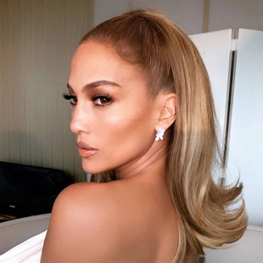 Розовые кончики на русых волосах