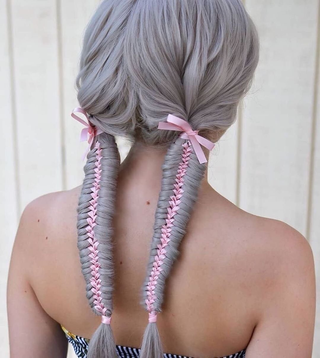 Прическа с вплетенной лентой