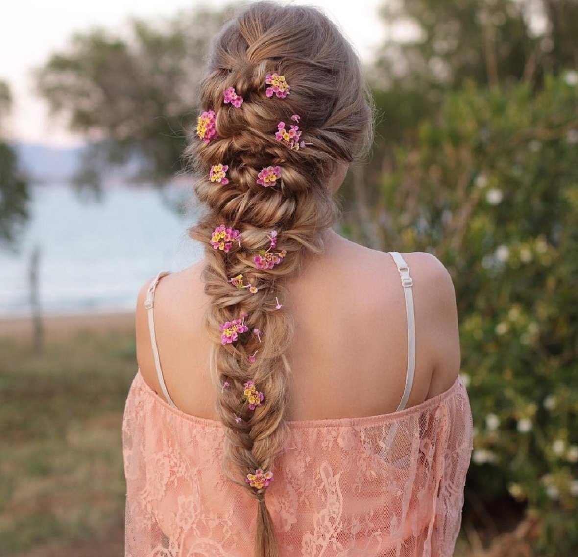 Прическа с вплетенными косами