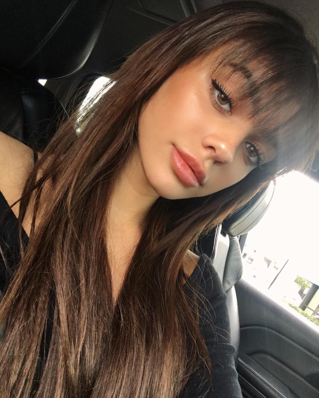 Девушка с челкой селфи