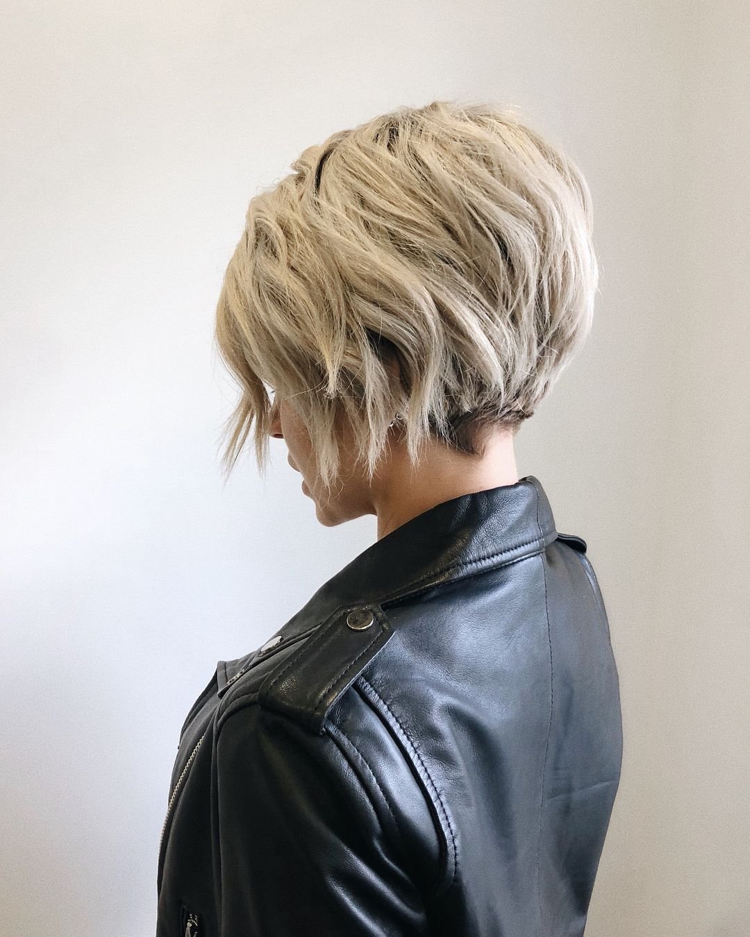 Короткая стрижка с высоким затылком