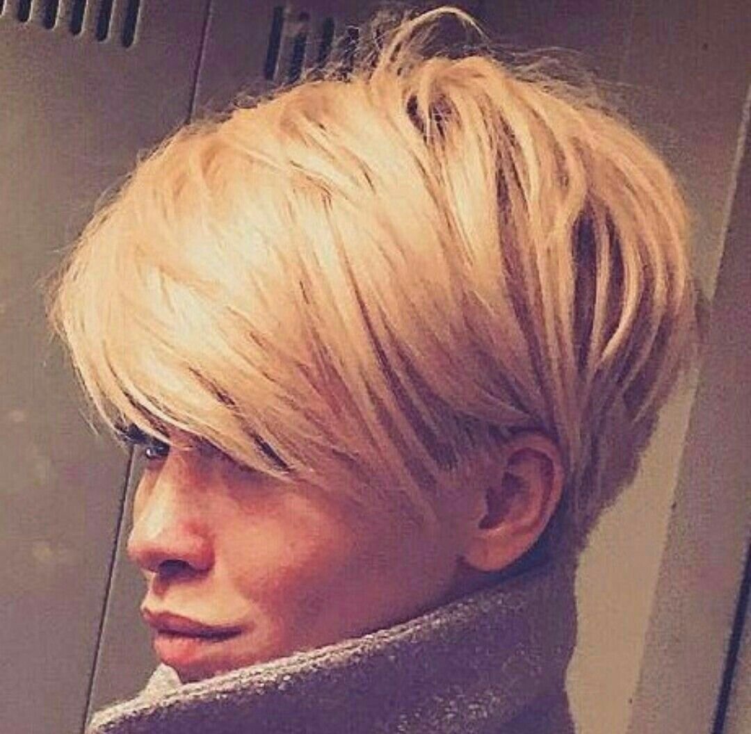 Стрижка с коротким затылком и удлиненной челкой