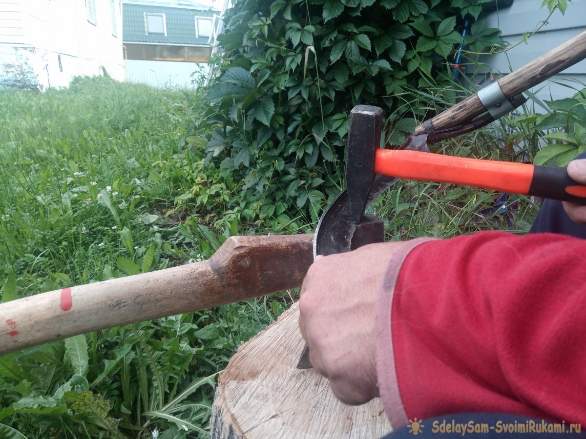 Человек косит траву