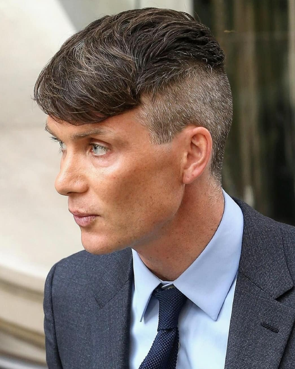 Красивый парень в профиль