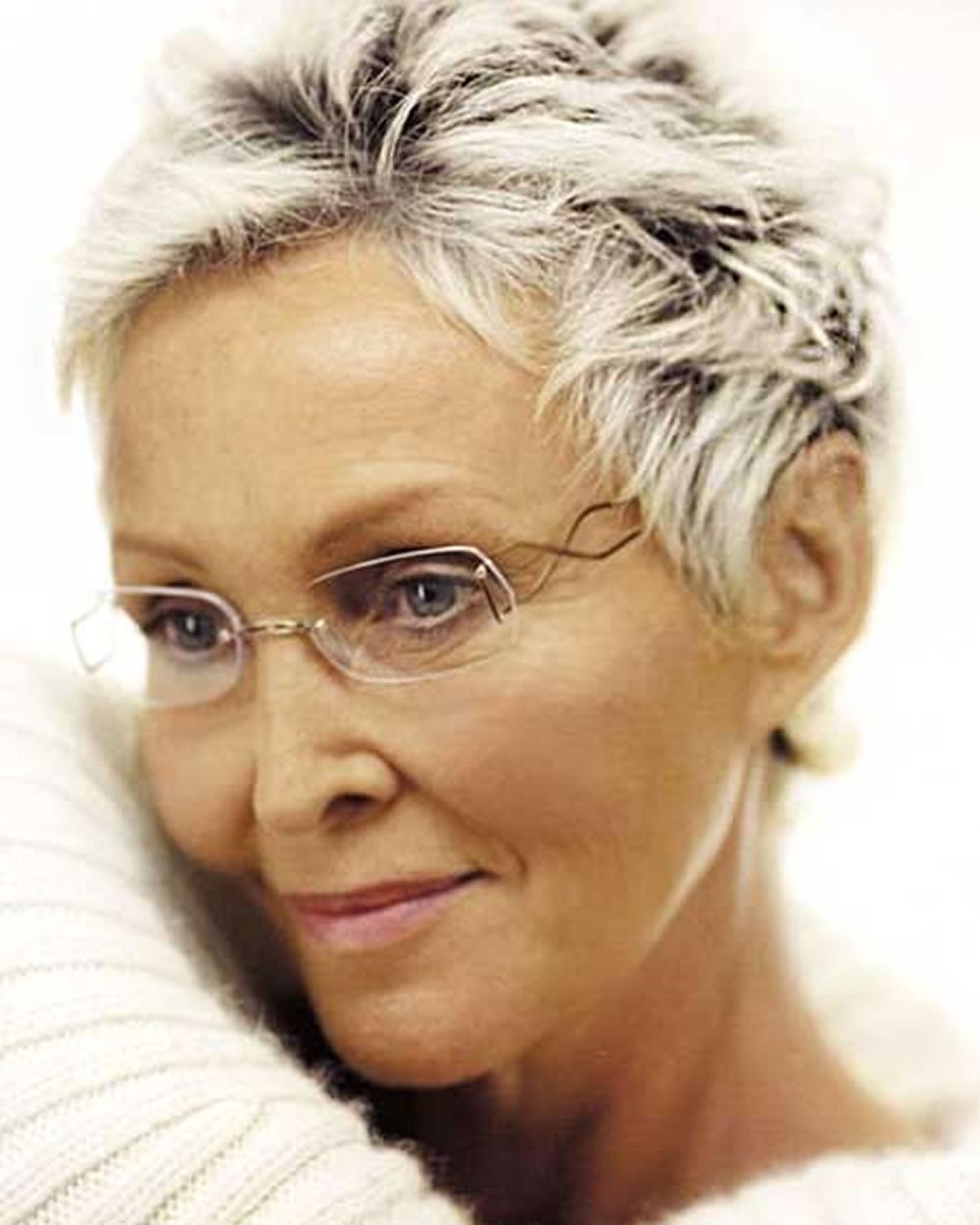 Модные стрижки для пожилых женщин