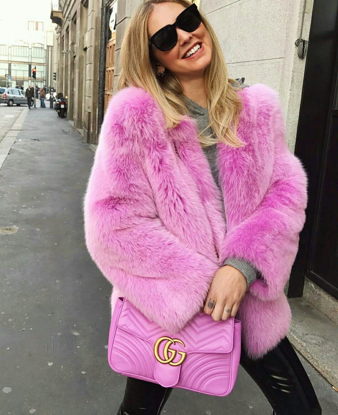 Искусственная шуба со спортивным костюмом