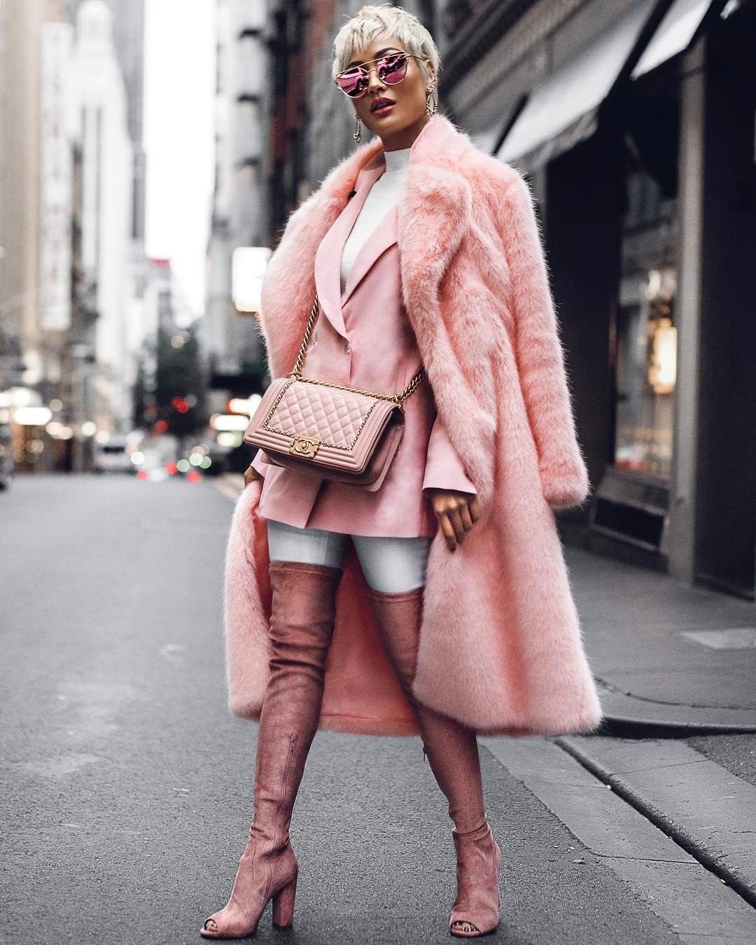 Блондинка в розовой шубе