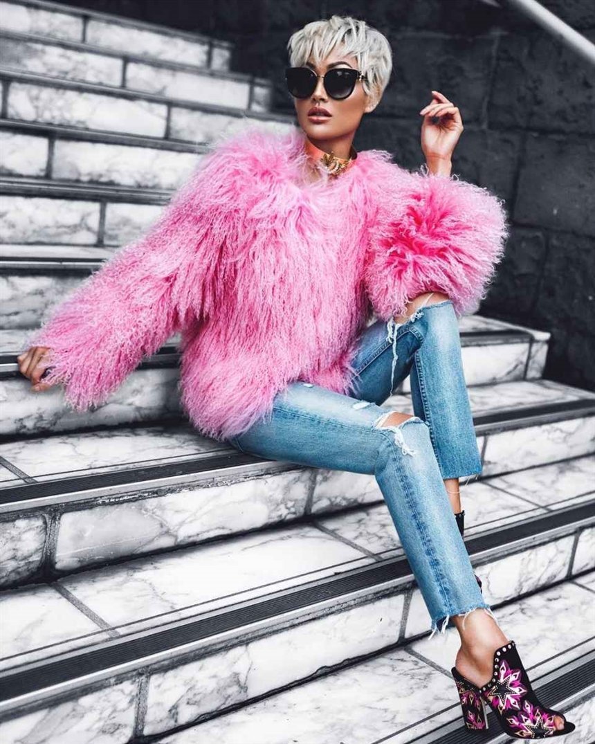 Sara Sampaio в пальто