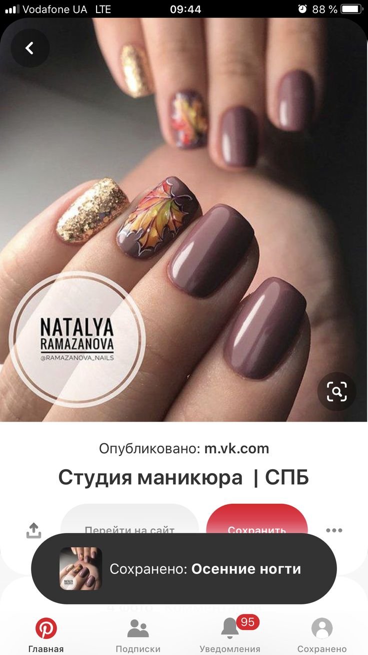 Маникюр осенний коричневый с листиком