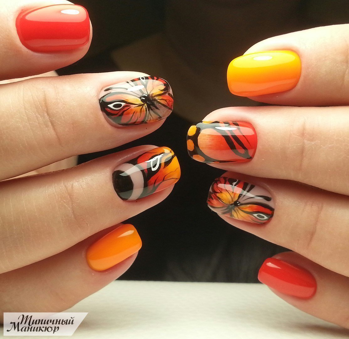 Оранжевый маникюр с бабочкой