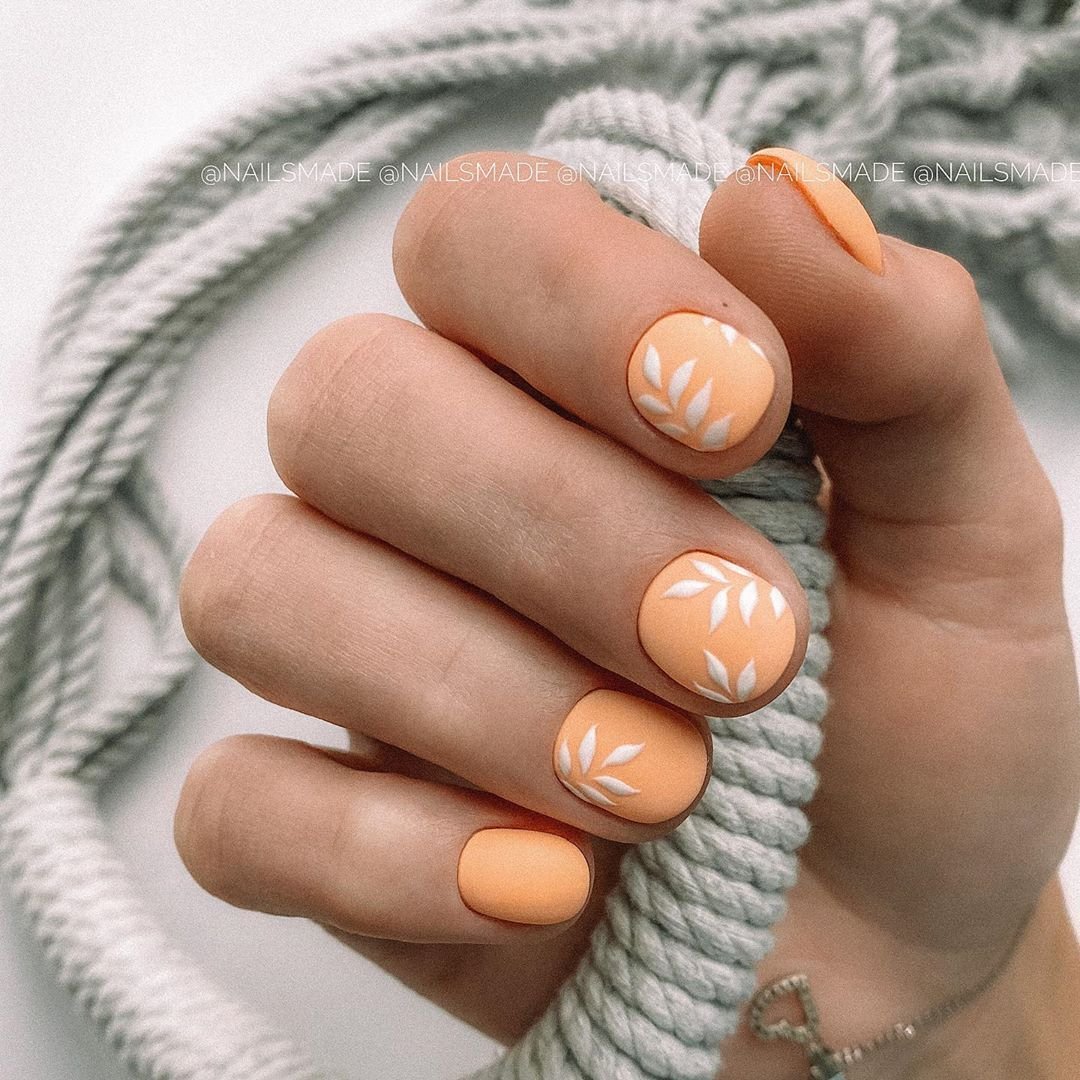 Нежный осенний маникюр на короткие ногти