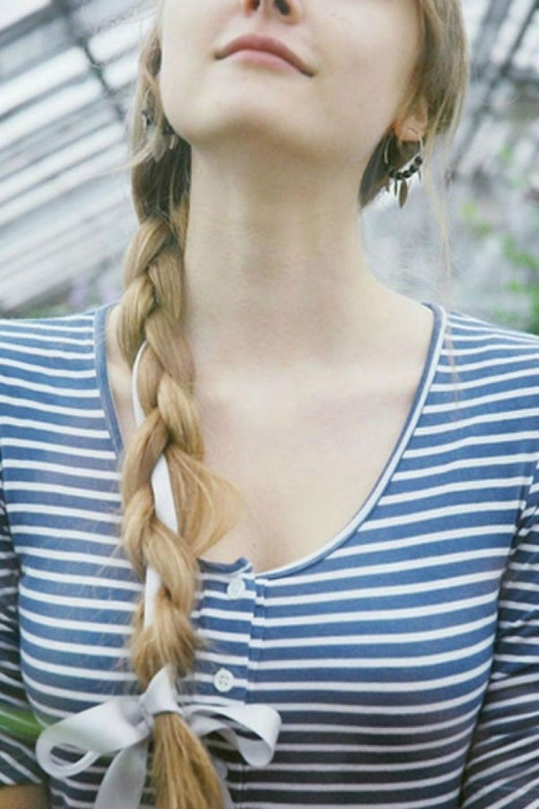 Девушка с косичками и бантиками