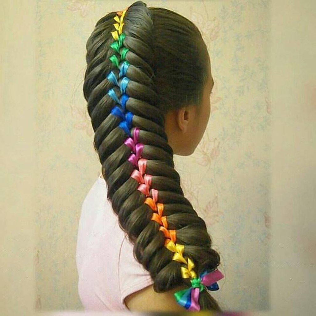 Косы с цветными лентами