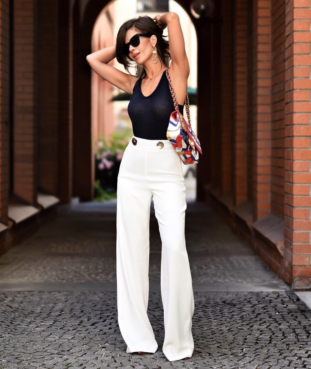 Брюки и блузка на корпоратив