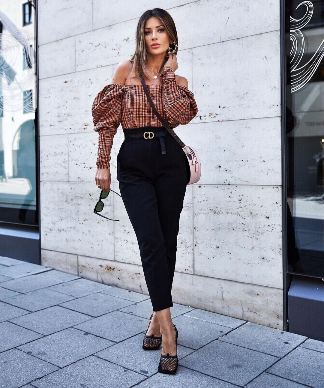 Белая рубашка и белые брюки женские