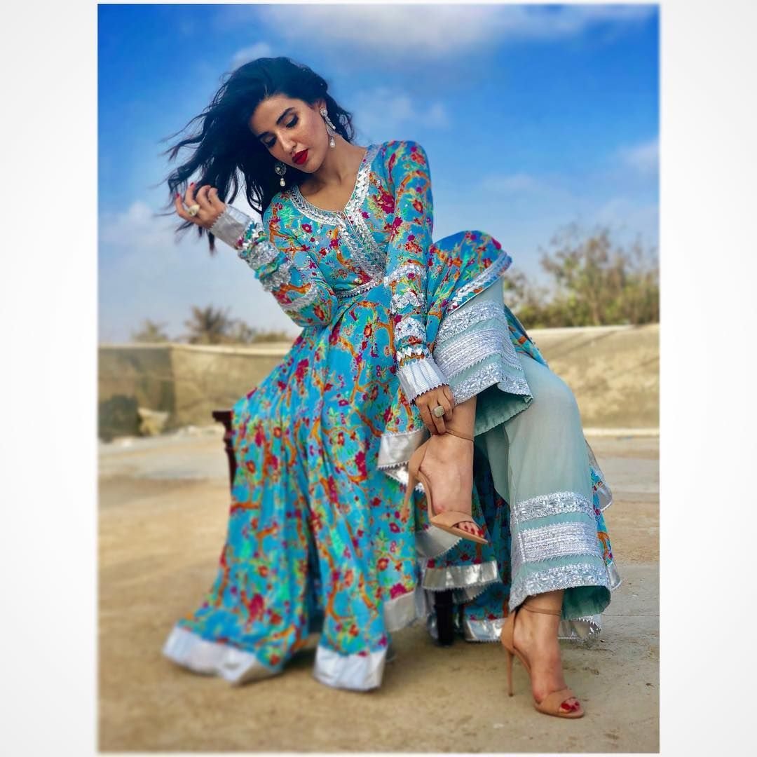 Индийское Сари поверх джинс