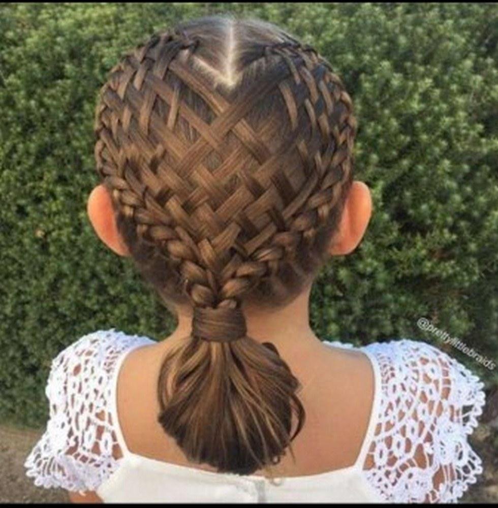 Прическа на распущенные волосы с плетением