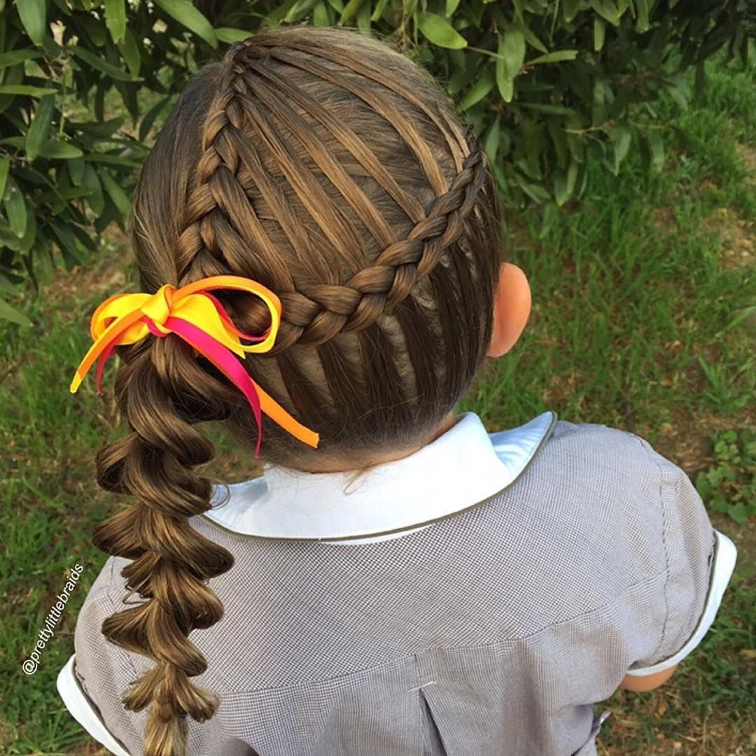 Заплетаю волосы дочке