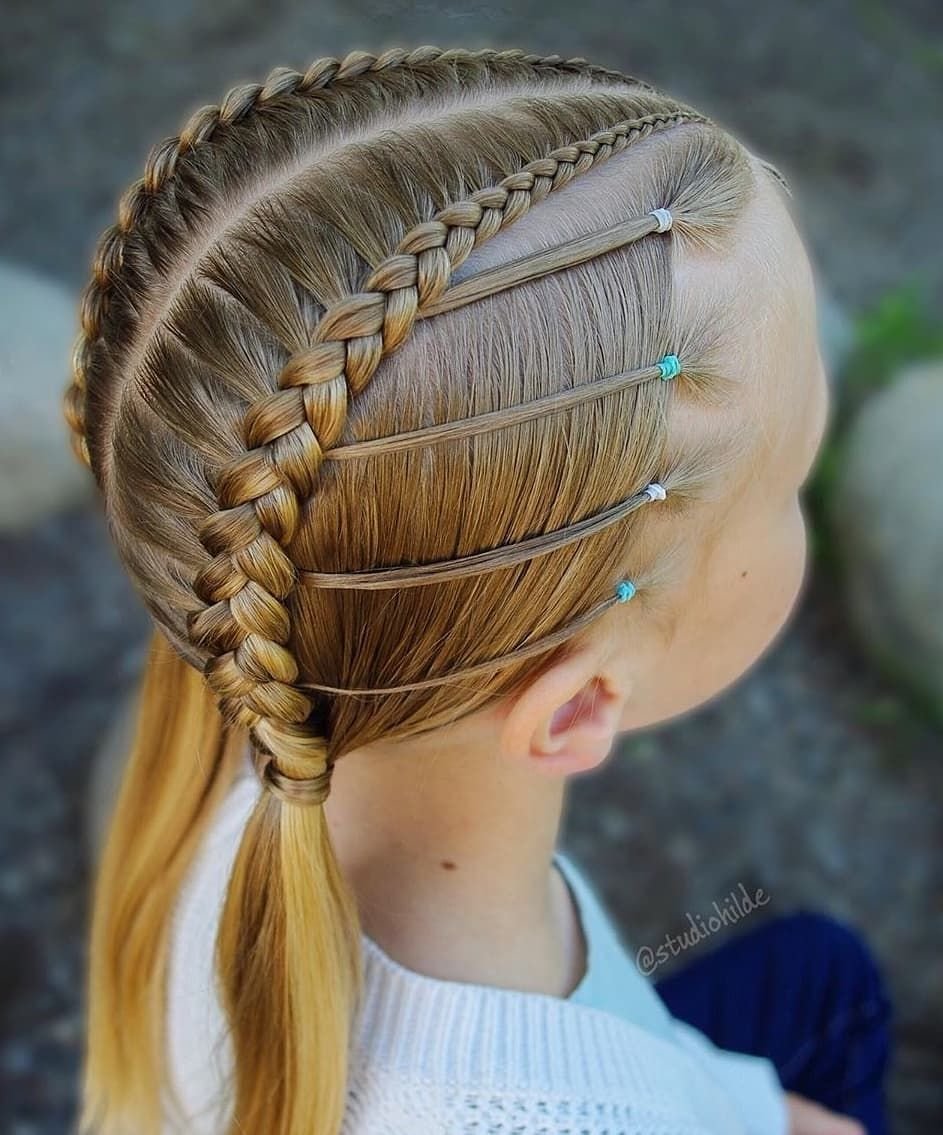 Девочка с косичками плетеные