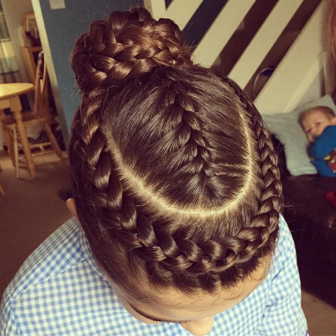 Девочка с косичками плетеные