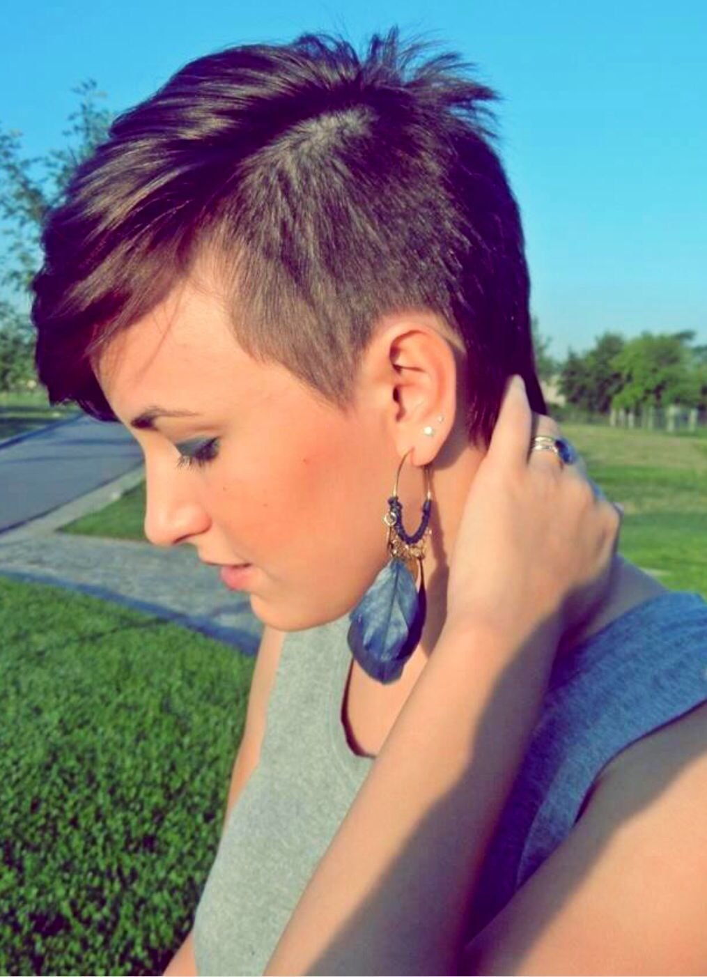 Стрижка с выбритым затылком