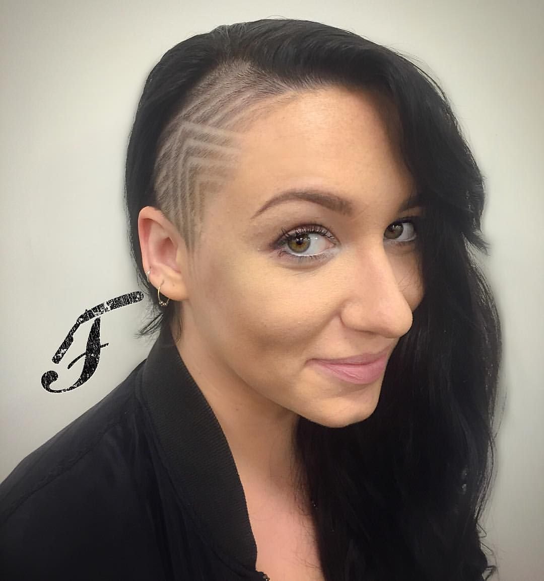 Короткие стрижки с выбритыми висками и затылком для девочек