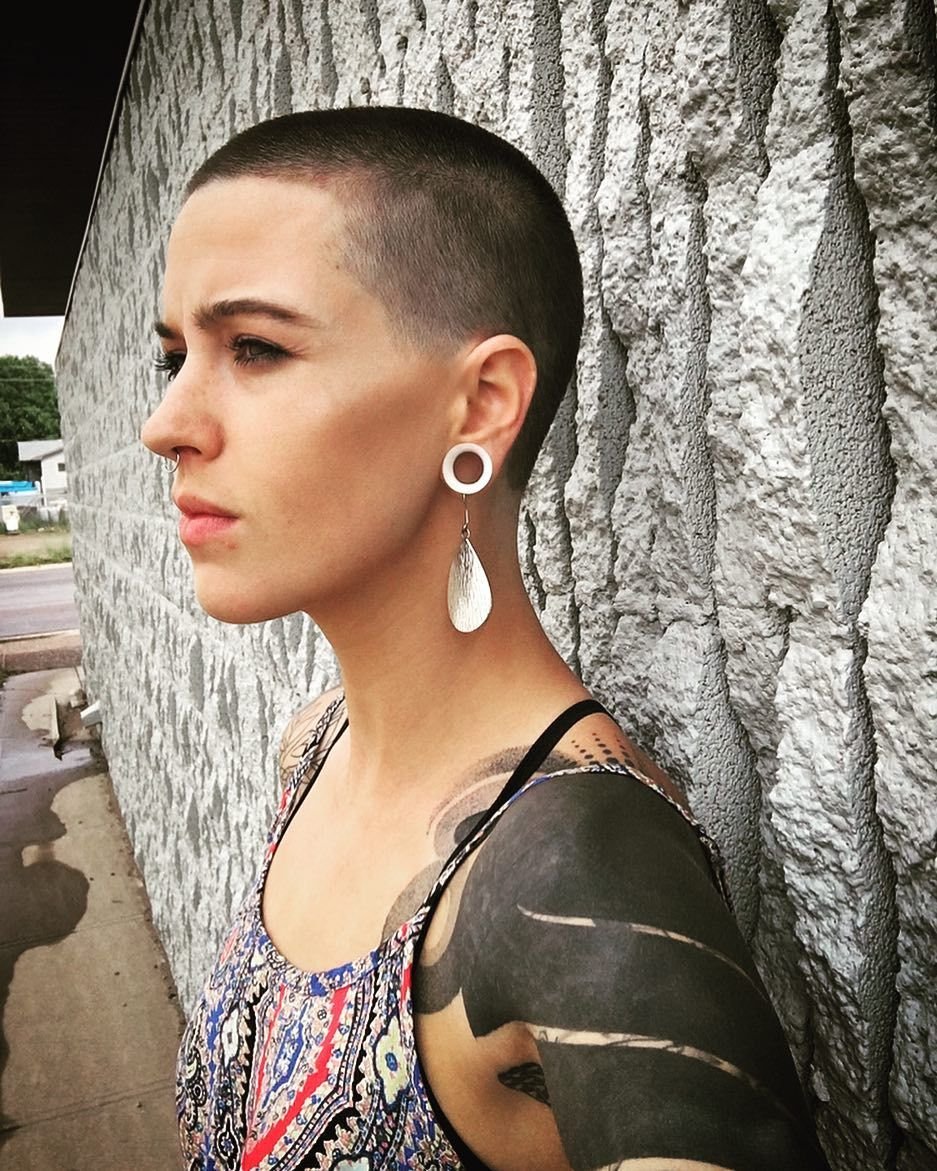 Выбритый висок на длинные волосы