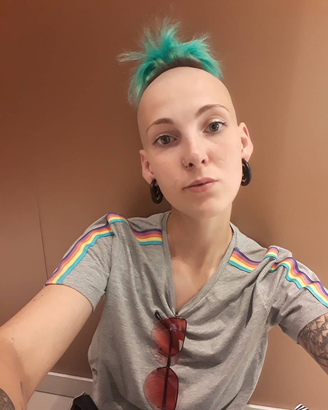 Прическа с выбритым лбом дизайнер