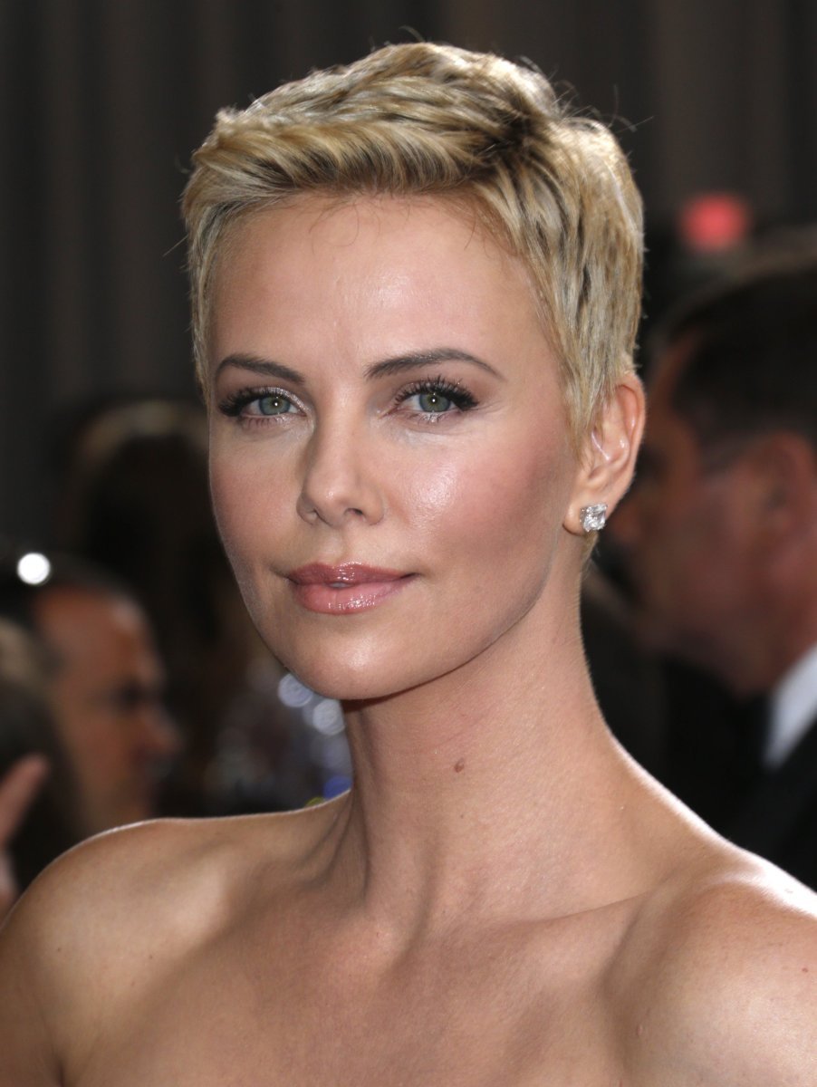 Стрижка под мальчика с бритым