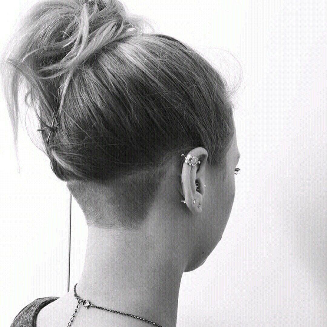 Прическа с выбритым затылком