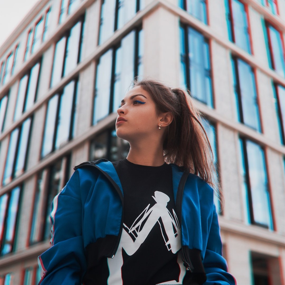 Блонда с косичками