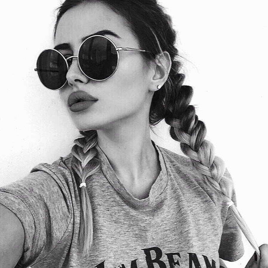 Девушка с русой косой