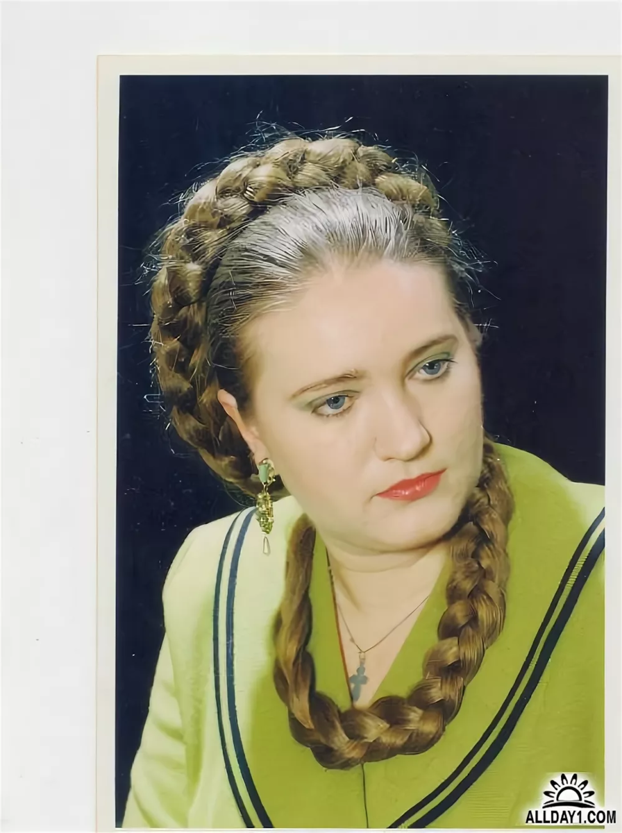 Сплетенные косы двух девушек