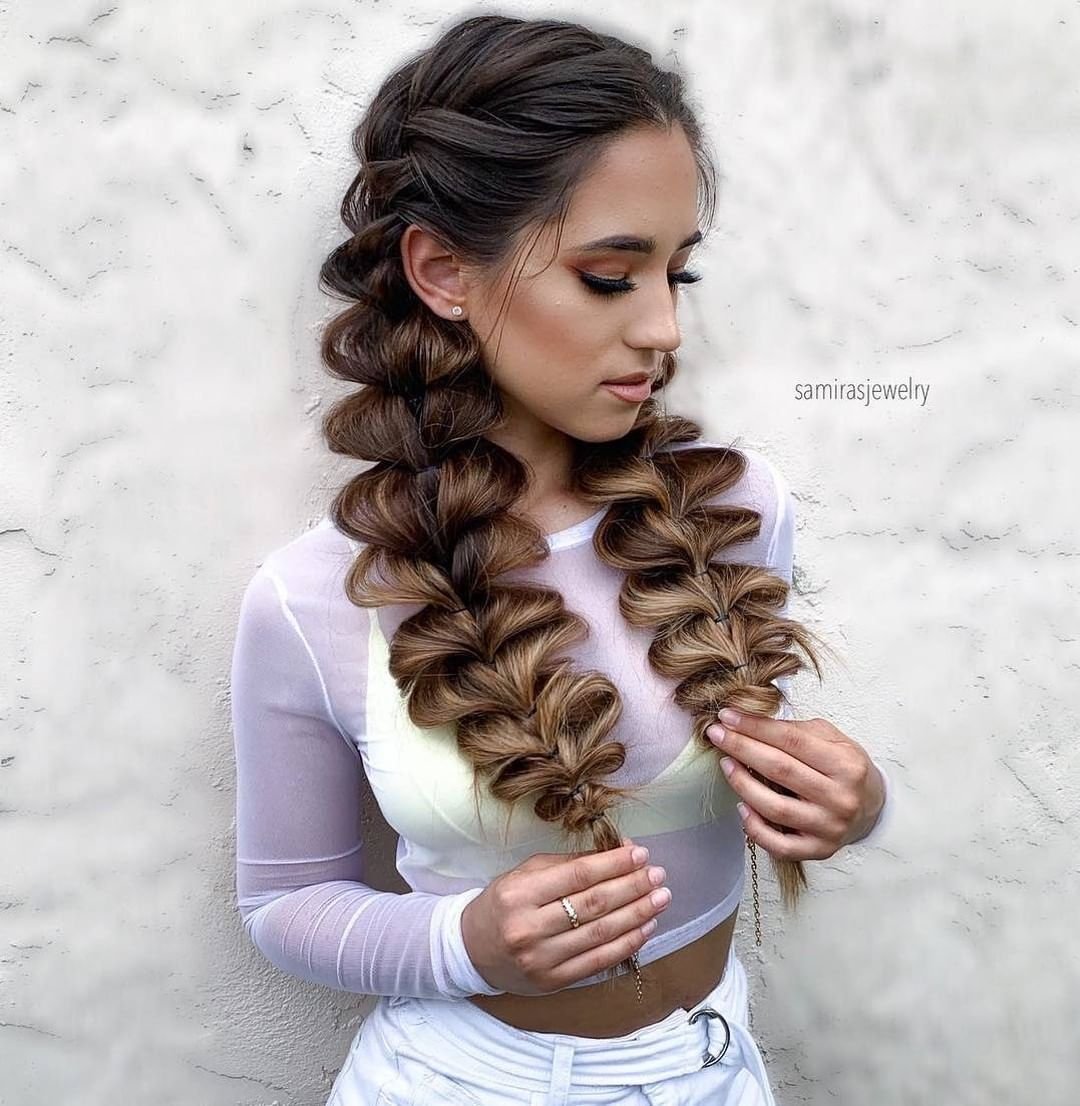 Длинные каштановые волосы в косичке