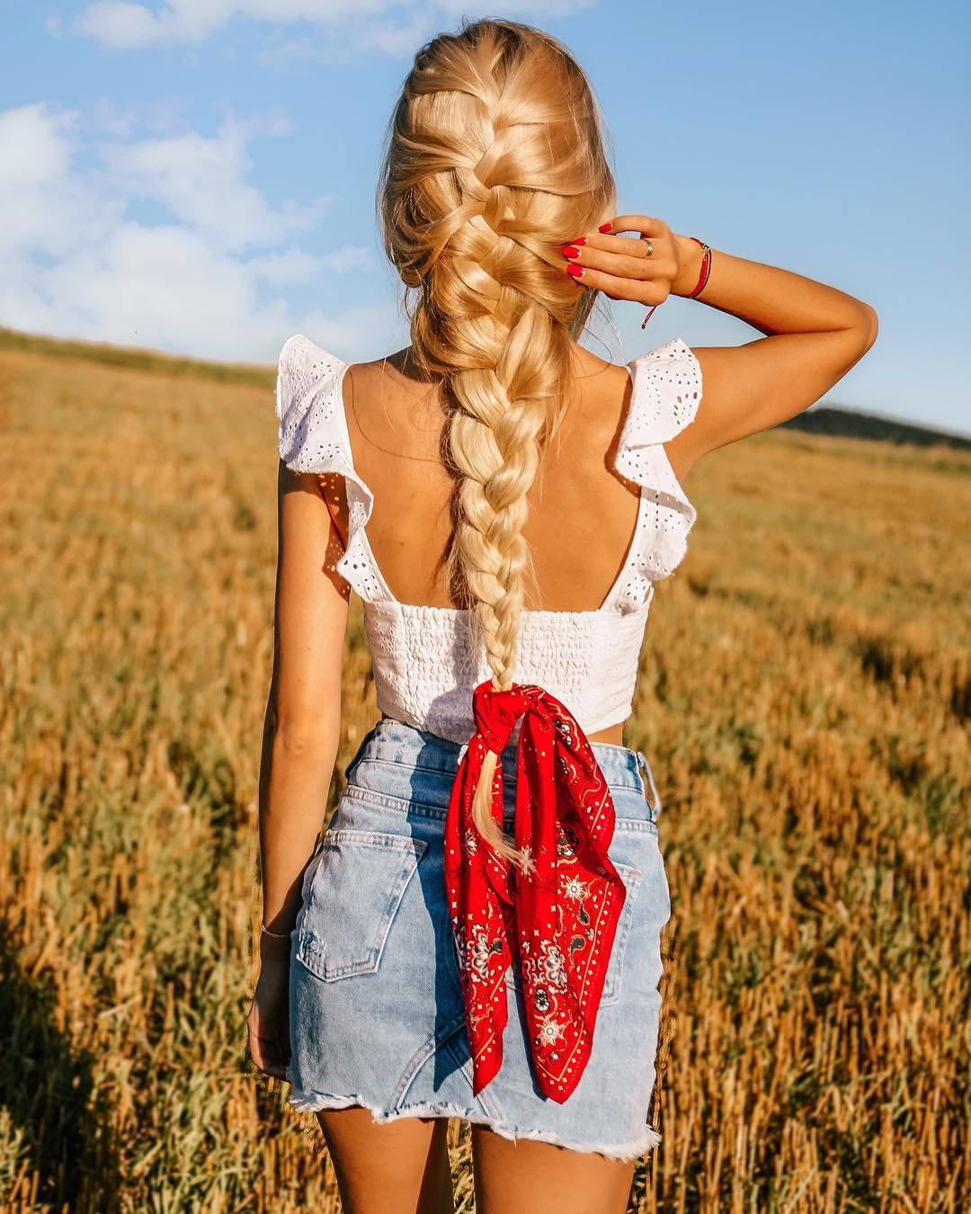 Скромная девушка с косой