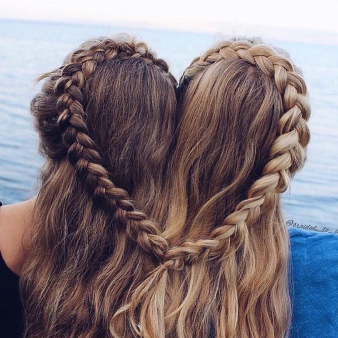 Блондинка с косой со спины