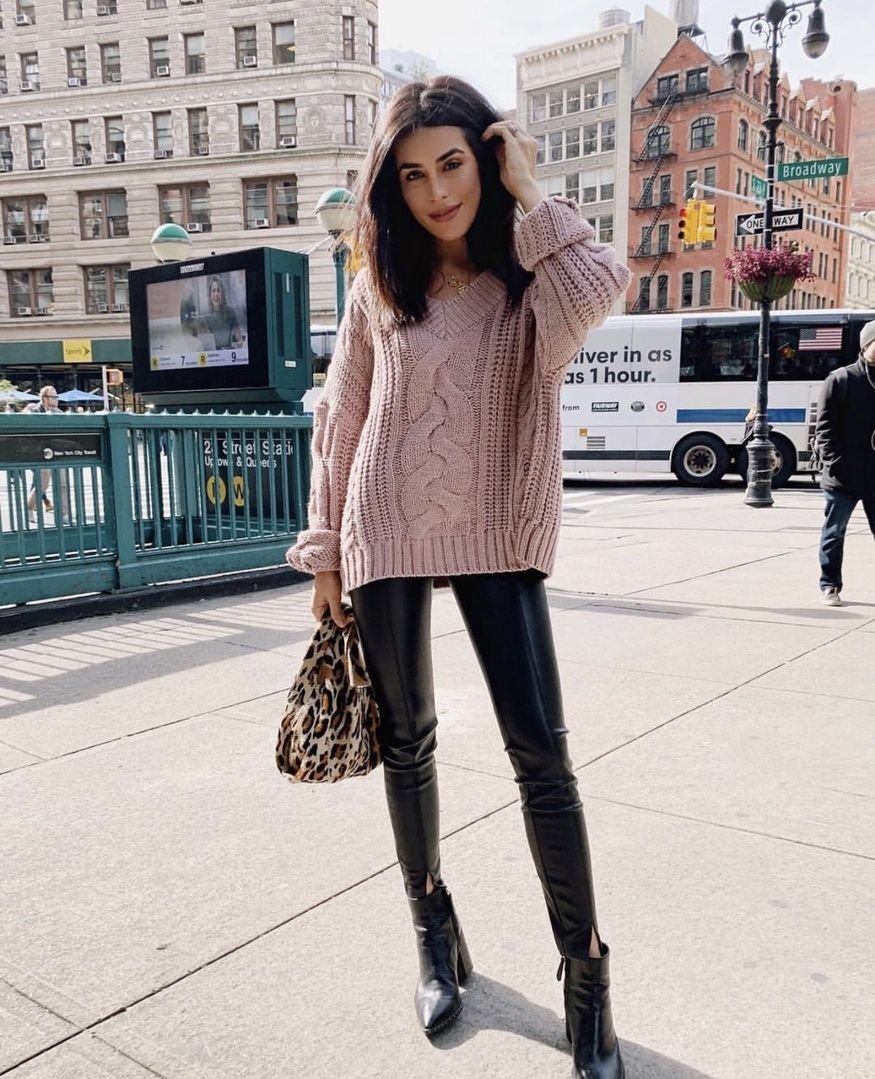 Кожаные брюки и свитер